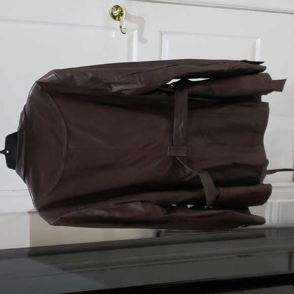 Danier - Picture 2 of 4